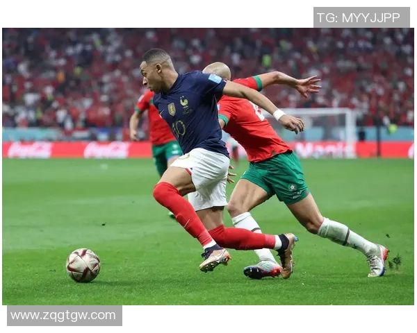 追逐绿茵梦想的足球球星背影素描艺术之美 追逐绿茵梦想的足球球星背影素描艺术之美